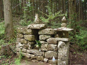 small shrine on Hongu-do trail